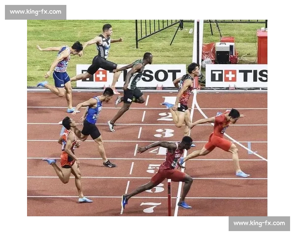 从起跑到冲线全程解析百米赛跑视频中的速度与爆发力细节与技巧瞬间对比 从起跑到冲线全程解析百米赛跑视频中的速度与爆发力细节与技巧瞬间对比