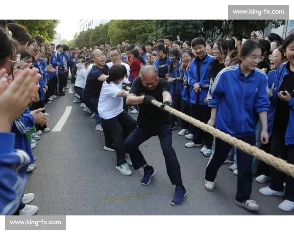 拔河比赛：团结协作与力量对决的极限挑战，谁能在这一场角逐中拔得头筹