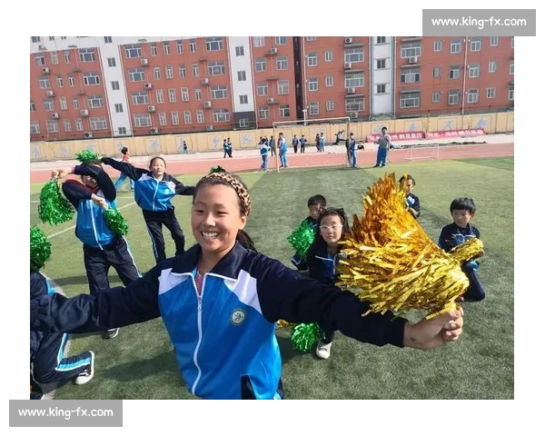 阳光操场上的呐喊与拼搏记一次难忘的小学足球比赛团结成长瞬间