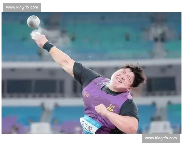 力量与技巧的巅峰对决女子铅球赛场精彩瞬间全纪录高水平激烈角逐